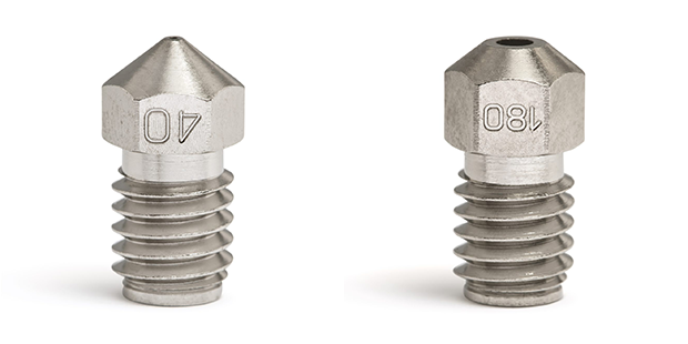 通常のノズル （0.4mm）と太ノズル（1.8mm）の比較 画像出典：（https://www.bondtech.se/product/bondtech-cht-coated-brass-nozzle/）