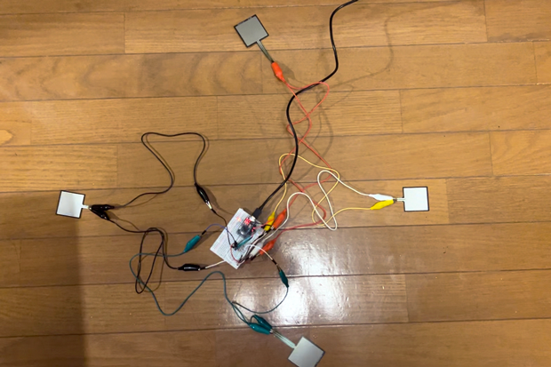 圧力センサーを4つ使い、マウスの十字カーソルを再現した。