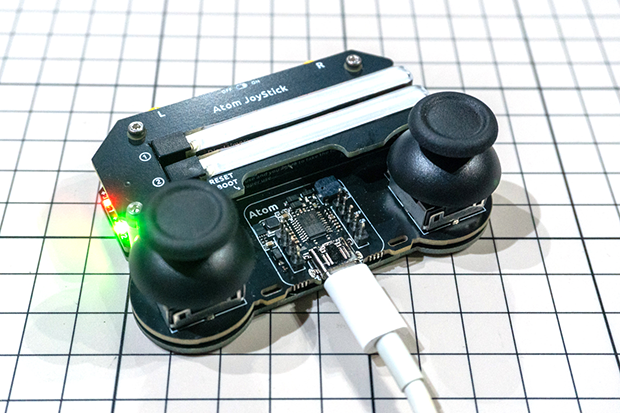 M5Atom Joystickでバッテリー2本を充電可能。