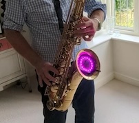 ラズパイでサックスを光らせる——演奏音に反応してフルカラーで光る「Saxophone Light」