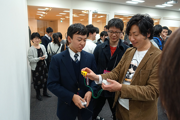 審査員推薦賞「距離で音が変わる楽器（清水大輔）」を実際に体験。