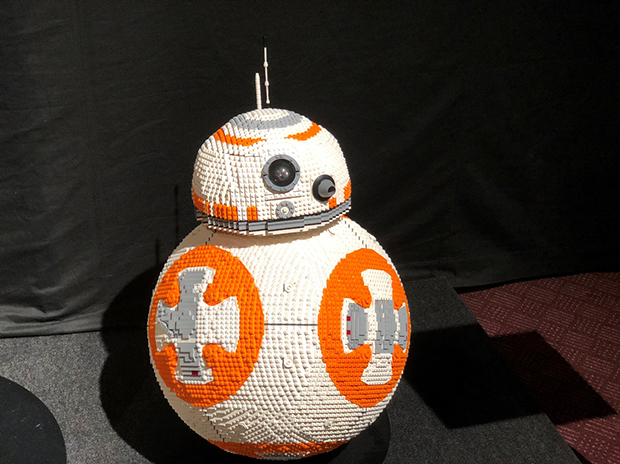 三井淳平「レゴ ブロックで製作BB-8」：新しいスター・ウォーズシリーズで一番人気のキャラクター。他にもカイロ・レンやレイをレゴ ブロックで製作したものが展示されている。