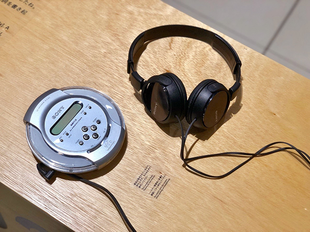 ウォークマンと聞くとカセットテープを思い浮かべる人も多くいるかもしれないが、本展ではCD、MD、MP3、ATRAC、ハイレゾと様々なタイプのウォークマンで音楽を楽しむことができる。