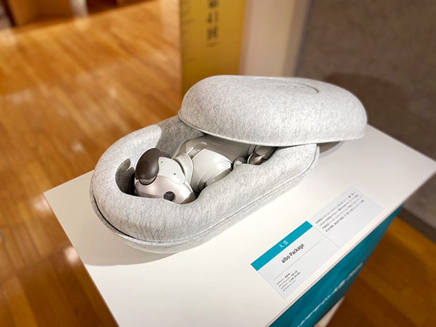 「aibo Package」：生命感あふれる「aibo」を優しく包み込むコクーン。眠っているaiboを目覚めさせるという最初の出会いをパッケージで演出している。