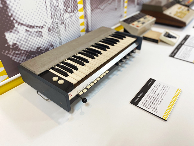 「Canary Model S-3」:６オクターブの音域を持つAce Tone製電子キーボード。単音しか出せず、本体内部の回路を見ると非線形素子を使って歪ませて倍音を増やしていた。