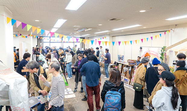 会場となった産業見本市会館「サンフェスタ」は、多くの来場者で賑わった。