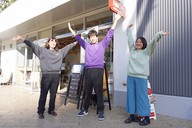 店舗でお話を伺った居石有未さん（右）と、アシスタント・ディレクター（学生インターン）の市川慧さん（中央）、Fabクルーの池本しょうこさん（左）。　